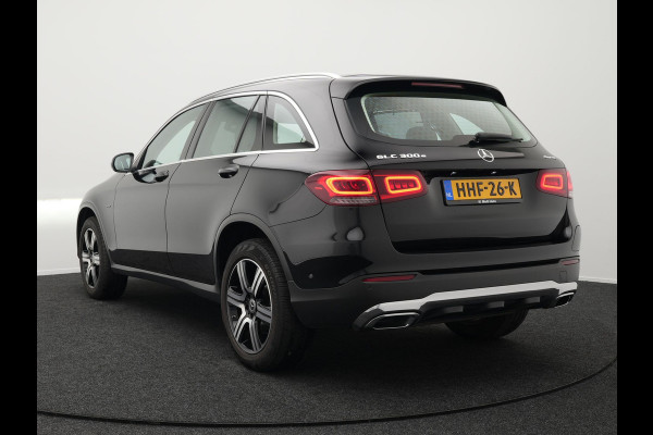 Mercedes-Benz GLC 300e 4MATIC Premium Plug in Hybrid 320pk PHEV | Adaptive Cruise | Apple Carplay | Lederen Sportstoelen | Camera | L.M. 19" | Sfeerverlichting | Multi Beam LED | Stoelverwarming | DAB | Navigatie |