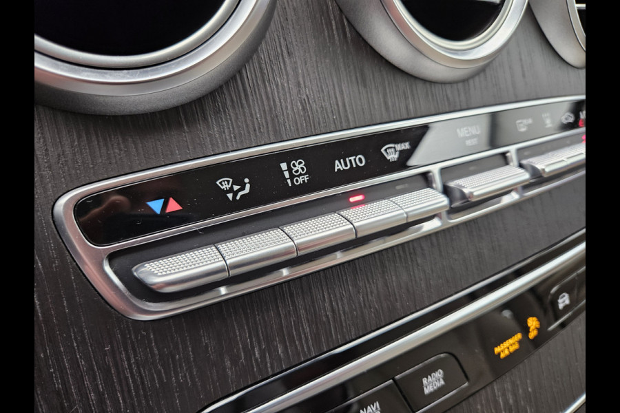 Mercedes-Benz GLC 300e 4MATIC Premium Plug in Hybrid 320pk PHEV | Adaptive Cruise | Apple Carplay | Lederen Sportstoelen | Camera | L.M. 19" | Sfeerverlichting | Multi Beam LED | Stoelverwarming | DAB | Navigatie |