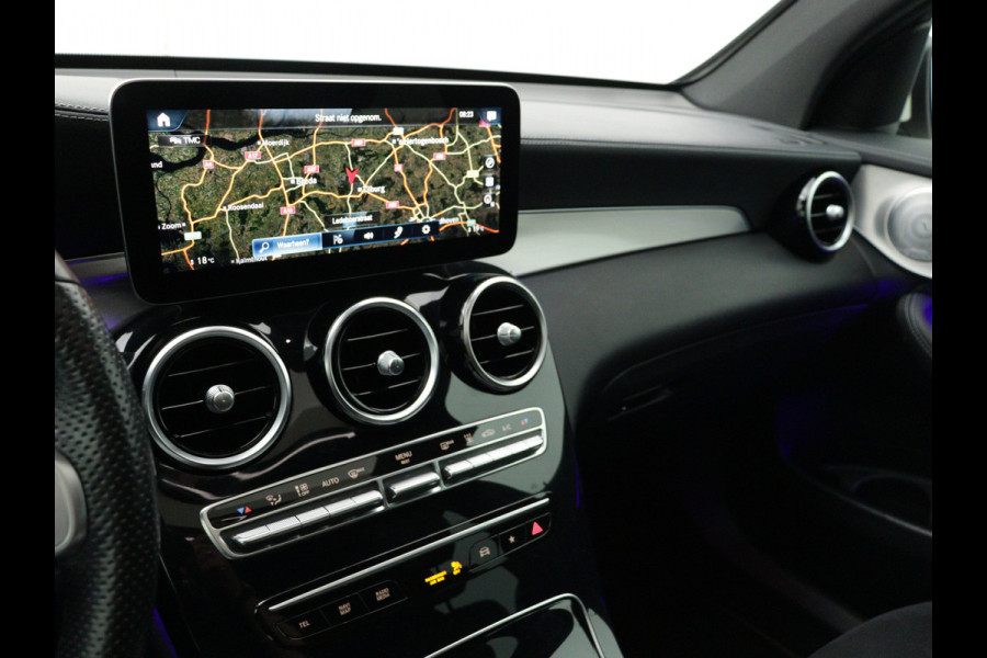 Mercedes-Benz GLC 200 4MATIC Premium Plus | Shuif/kanteldak | Treeplanken | Multi spaaks lichtmetalen velgen | Navigatie | Parking support | Inclusief 24 maanden MB Certified garantie voor Europa.