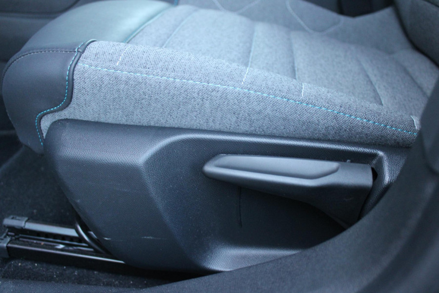 Citroën Ë-C4 FEEL PACK 136PK 50 kWh | ACHTERUITRIJ CAMERA | NAVIGATIE | APPLE CARPLAY/ANDROID AUTO | LED KOPLAMPEN | CLIMATE CONTROL | CRUISE CONTROL | 18" LICHTMETALEN VELGEN | DAB+ RADIO |