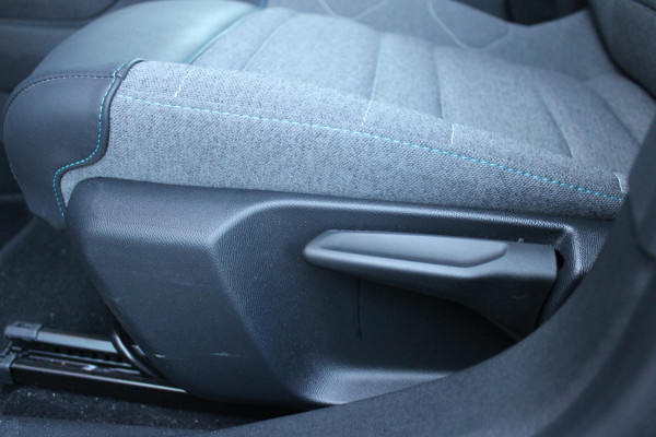 Citroën Ë-C4 FEEL PACK 136PK 50 kWh | ACHTERUITRIJ CAMERA | NAVIGATIE | APPLE CARPLAY/ANDROID AUTO | LED KOPLAMPEN | CLIMATE CONTROL | CRUISE CONTROL | 18" LICHTMETALEN VELGEN | DAB+ RADIO |