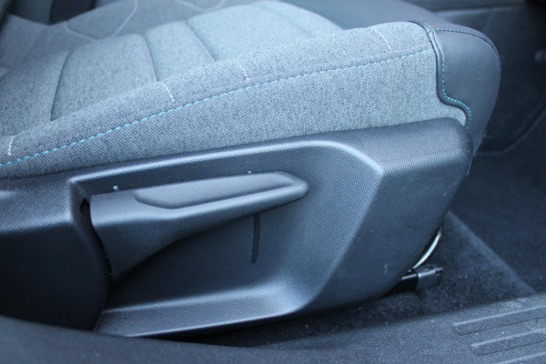 Citroën Ë-C4 FEEL PACK 136PK 50 kWh | ACHTERUITRIJ CAMERA | NAVIGATIE | APPLE CARPLAY/ANDROID AUTO | LED KOPLAMPEN | CLIMATE CONTROL | CRUISE CONTROL | 18" LICHTMETALEN VELGEN | DAB+ RADIO |