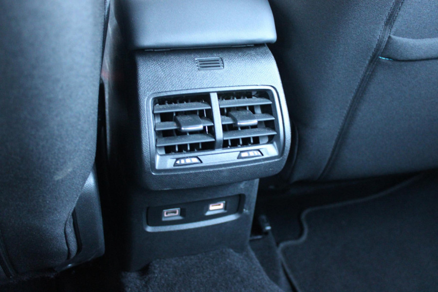 Citroën Ë-C4 FEEL PACK 136PK 50 kWh | ACHTERUITRIJ CAMERA | NAVIGATIE | APPLE CARPLAY/ANDROID AUTO | LED KOPLAMPEN | CLIMATE CONTROL | CRUISE CONTROL | 18" LICHTMETALEN VELGEN | DAB+ RADIO |