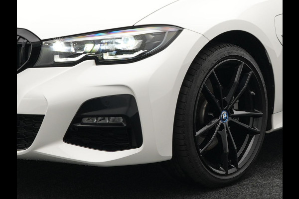 BMW 3 Serie Touring 320e M Sport Shadow Plug In Hybrid Dealer O.H PHEV | Alcantara Sportstoelen Verwarmd | 19"L.M | Sfeerverlichting | Apple Carplay | DAB | Virtual | Navi Full Map |