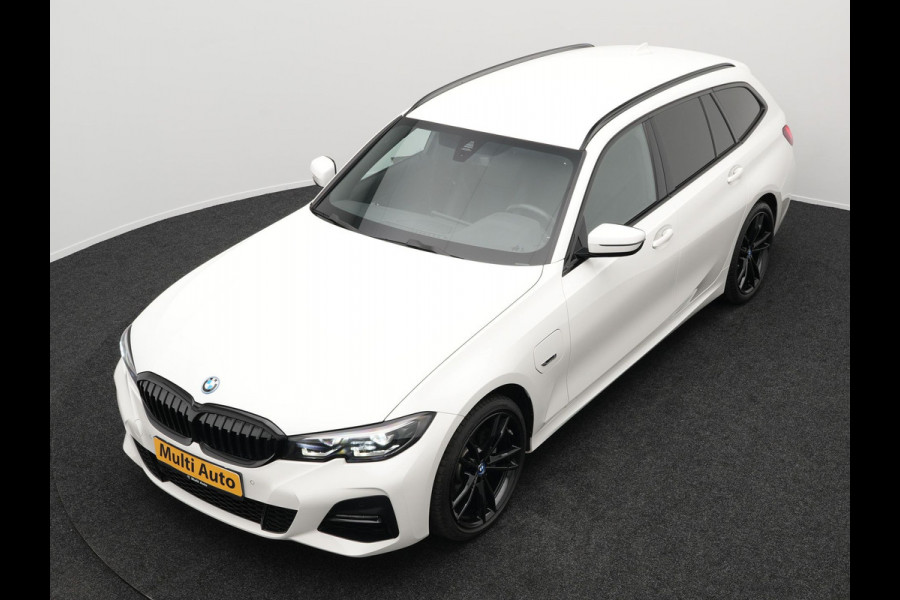 BMW 3 Serie Touring 320e M Sport Shadow Plug In Hybrid Dealer O.H PHEV | Alcantara Sportstoelen Verwarmd | 19"L.M | Sfeerverlichting | Apple Carplay | DAB | Virtual | Navi Full Map |