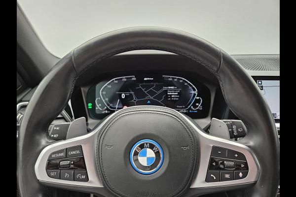 BMW 3 Serie Touring 320e M Sport Shadow Plug In Hybrid Dealer O.H PHEV | Alcantara Sportstoelen Verwarmd | 19"L.M | Sfeerverlichting | Apple Carplay | DAB | Virtual | Navi Full Map |