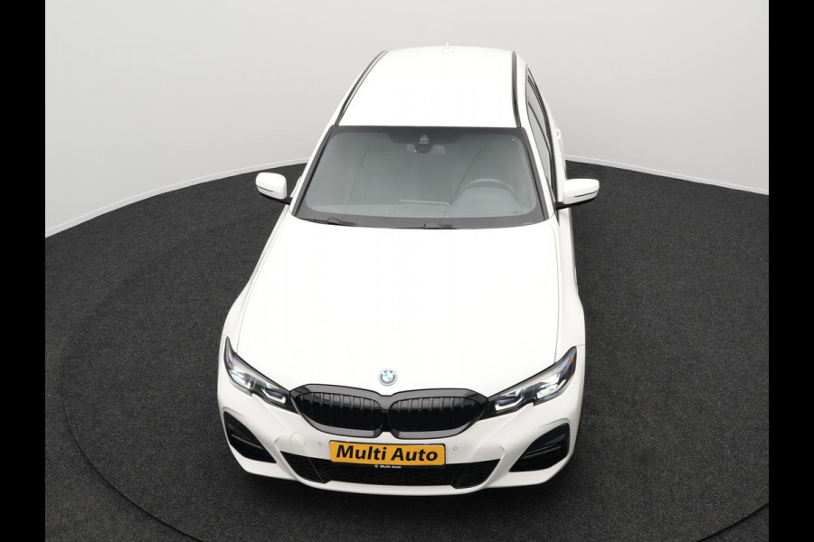 BMW 3 Serie Touring 320e M Sport Shadow Plug In Hybrid Dealer O.H PHEV | Alcantara Sportstoelen Verwarmd | 19"L.M | Sfeerverlichting | Apple Carplay | DAB | Virtual | Navi Full Map |