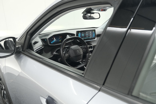 Peugeot e-2008 EV Allure 50 kWh | Camera | Adaptieve Cruise Control | Stoelverwarming | Navigatie