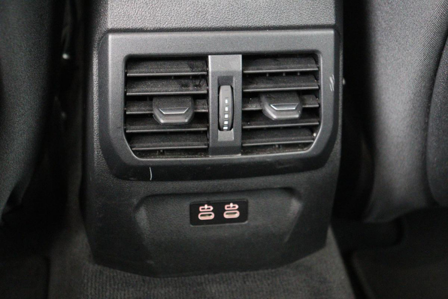 BMW 1-serie 118i Executive | Adaptive cruise | Carplay | Live Cockpit | Full LED | Camera | Navigatie | Park Assist | Climate control | Bluetooth