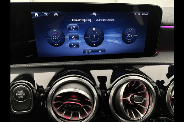 Mercedes-Benz A-Klasse 250 e AMG Line | Premium Pack | Panoramaschuifdak | Nightpakket | Sfeerverlichting | MBUX augmented reality voor navigatie | Dodehoekassistent | Parkeerpakket met achteruitrijcamera | Extra USB-poorten |
