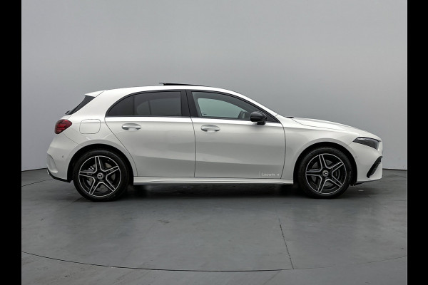 Mercedes-Benz A-Klasse 250 e AMG Line | Premium Pack | Panoramaschuifdak | Nightpakket | Sfeerverlichting | MBUX augmented reality voor navigatie | Dodehoekassistent | Parkeerpakket met achteruitrijcamera | Extra USB-poorten |