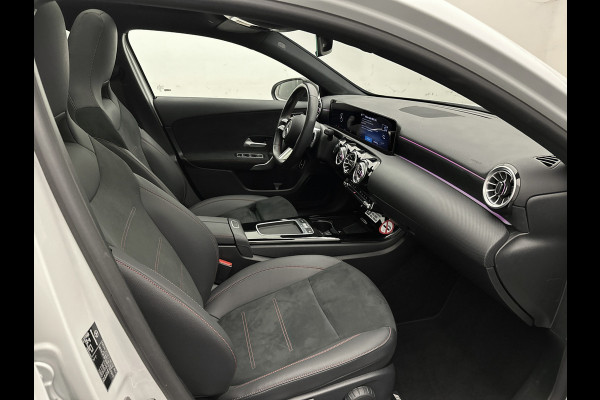 Mercedes-Benz A-Klasse 250 e AMG Line | Premium Pack | Panoramaschuifdak | Nightpakket | Sfeerverlichting | MBUX augmented reality voor navigatie | Dodehoekassistent | Parkeerpakket met achteruitrijcamera | Extra USB-poorten |