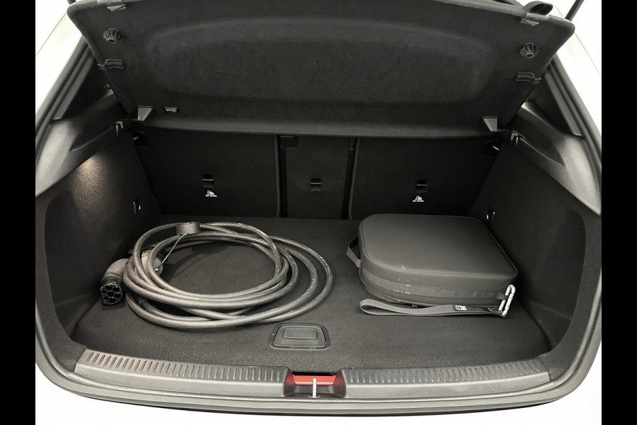 Mercedes-Benz A-Klasse 250 e AMG Line | Premium Pack | Panoramaschuifdak | Nightpakket | Sfeerverlichting | MBUX augmented reality voor navigatie | Dodehoekassistent | Parkeerpakket met achteruitrijcamera | Extra USB-poorten |