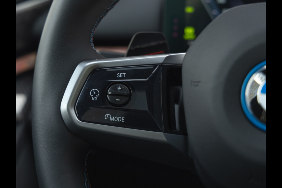 BMW i5 Touring M60 M-Sport Pro - Pano - Integral Active Steering - Bowers & Wilkins - Carbon Pack