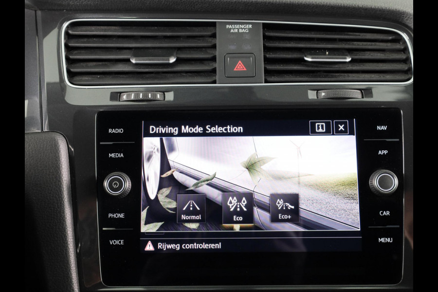Volkswagen e-Golf E-DITION 136 PK Automaat | Navigatie | Warmtepomp | Parkeersensoren | Adaptieve cruise control | LED koplampen |