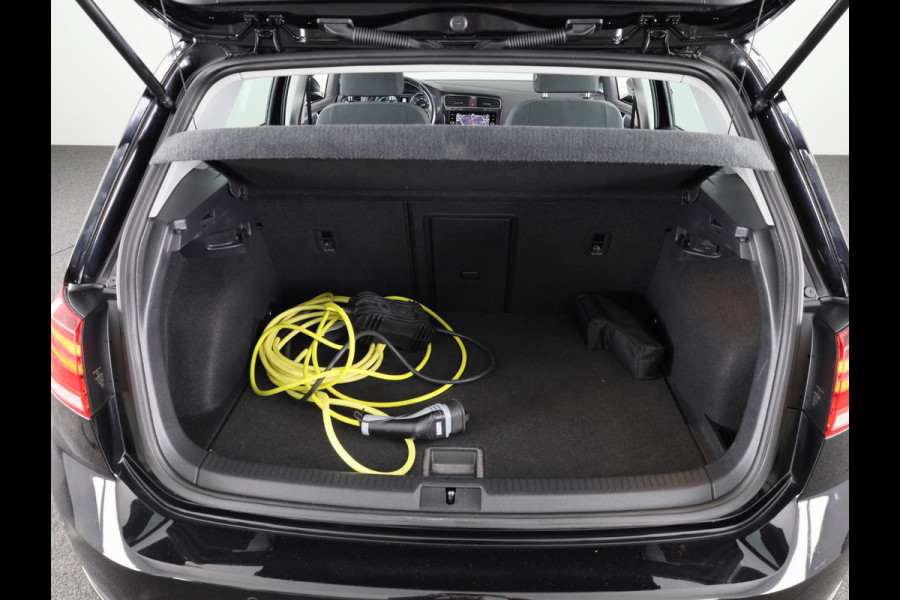 Volkswagen e-Golf E-DITION 136 PK Automaat | Navigatie | Warmtepomp | Parkeersensoren | Adaptieve cruise control | LED koplampen |