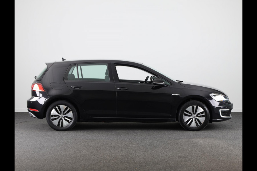 Volkswagen e-Golf E-DITION 136 PK Automaat | Navigatie | Warmtepomp | Parkeersensoren | Adaptieve cruise control | LED koplampen |