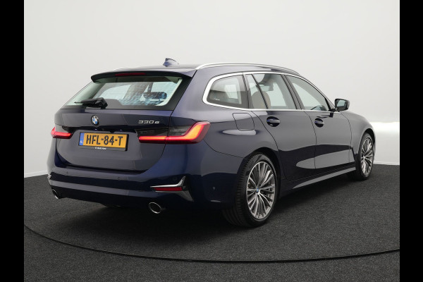 BMW 3 Serie Touring 330e Luxury Line Plug-in Hybrid PHEV | Trekhaak af Fabriek | Panodak | Adaptive Onderstel | Carplay | Sfeerverlichting |