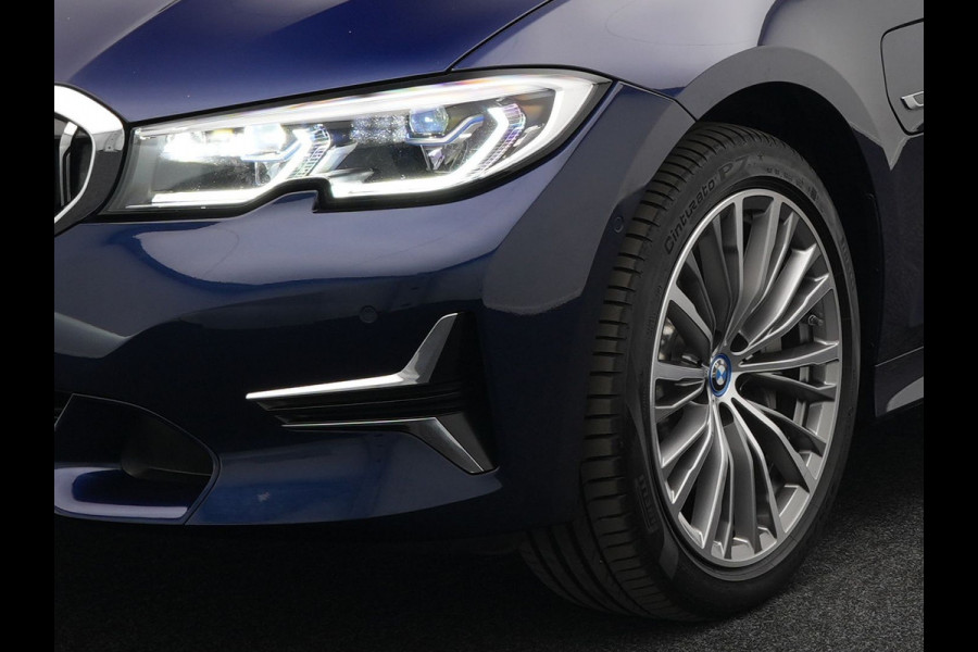 BMW 3 Serie Touring 330e Luxury Line Plug In Hybrid 293pk PHEV | Panodak | Laser LED | Adaptive Onderstel | 360 Camera | Adaptive cruise | Head Up | Lederen Sportstoelen Memory | Sfeerverlichting | 18"L.M | Keyless |