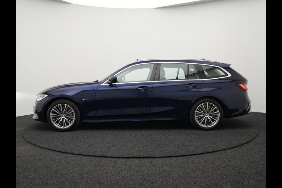 BMW 3 Serie Touring 330e Luxury Line Plug In Hybrid 293pk PHEV | Panodak | Laser LED | Adaptive Onderstel | 360 Camera | Adaptive cruise | Head Up | Lederen Sportstoelen Memory | Sfeerverlichting | 18"L.M | Keyless |