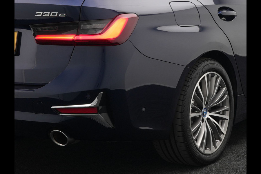 BMW 3 Serie Touring 330e Luxury Line Plug In Hybrid 293pk PHEV | Panodak | Laser LED | Adaptive Onderstel | 360 Camera | Adaptive cruise | Head Up | Lederen Sportstoelen Memory | Sfeerverlichting | 18"L.M | Keyless |
