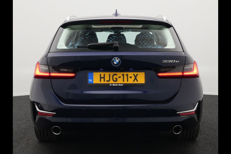 BMW 3 Serie Touring 330e Luxury Line Plug In Hybrid 293pk PHEV | Panodak | Laser LED | Adaptive Onderstel | 360 Camera | Adaptive cruise | Head Up | Lederen Sportstoelen Memory | Sfeerverlichting | 18"L.M | Keyless |