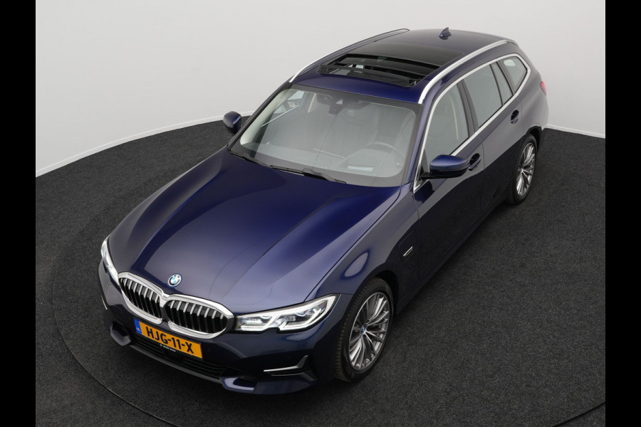 BMW 3 Serie Touring 330e Luxury Line Plug In Hybrid 293pk PHEV | Panodak | Laser LED | Adaptive Onderstel | 360 Camera | Adaptive cruise | Head Up | Lederen Sportstoelen Memory | Sfeerverlichting | 18"L.M | Keyless |