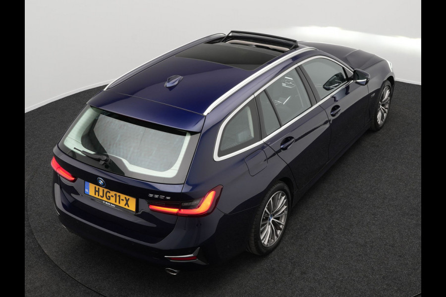 BMW 3 Serie Touring 330e Luxury Line Plug In Hybrid 293pk PHEV | Panodak | Laser LED | Adaptive Onderstel | 360 Camera | Adaptive cruise | Head Up | Lederen Sportstoelen Memory | Sfeerverlichting | 18"L.M | Keyless |