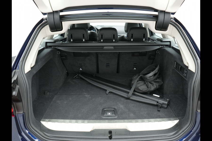 BMW 3 Serie Touring 330e Luxury Line Plug In Hybrid 293pk PHEV | Panodak | Laser LED | Adaptive Onderstel | 360 Camera | Adaptive cruise | Head Up | Lederen Sportstoelen Memory | Sfeerverlichting | 18"L.M | Keyless |