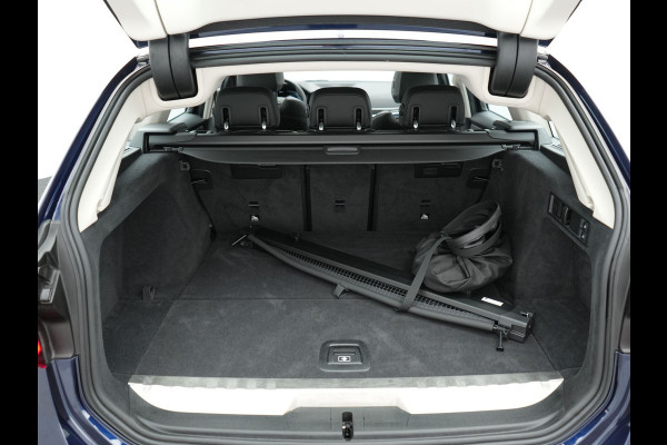 BMW 3 Serie Touring 330e Luxury Line Plug In Hybrid 293pk PHEV | Panodak | Laser LED | Adaptive Onderstel | 360 Camera | Adaptive cruise | Head Up | Lederen Sportstoelen Memory | Sfeerverlichting | 18"L.M | Keyless |