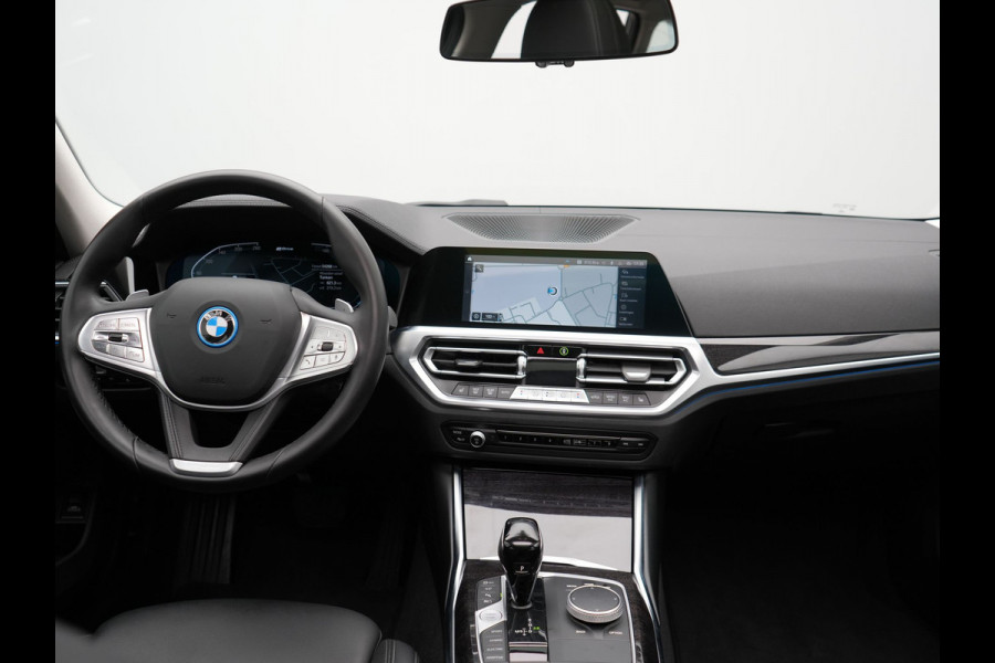BMW 3 Serie Touring 330e Luxury Line Plug In Hybrid 293pk PHEV | Panodak | Laser LED | Adaptive Onderstel | 360 Camera | Adaptive cruise | Head Up | Lederen Sportstoelen Memory | Sfeerverlichting | 18"L.M | Keyless |
