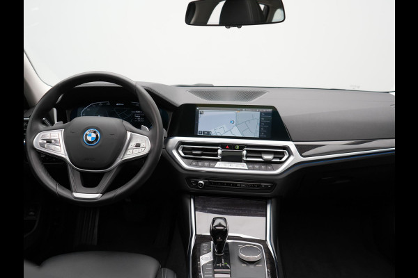 BMW 3 Serie Touring 330e Luxury Line Plug In Hybrid 293pk PHEV | Panodak | Laser LED | Adaptive Onderstel | 360 Camera | Adaptive cruise | Head Up | Lederen Sportstoelen Memory | Sfeerverlichting | 18"L.M | Keyless |