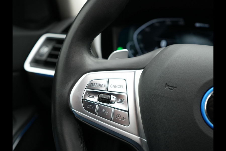 BMW 3 Serie Touring 330e Luxury Line Plug In Hybrid 293pk PHEV | Panodak | Laser LED | Adaptive Onderstel | 360 Camera | Adaptive cruise | Head Up | Lederen Sportstoelen Memory | Sfeerverlichting | 18"L.M | Keyless |