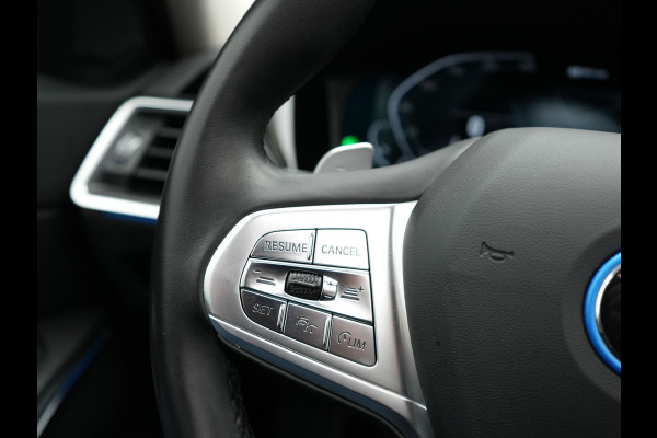 BMW 3 Serie Touring 330e Luxury Line Plug In Hybrid 293pk PHEV | Panodak | Laser LED | Adaptive Onderstel | 360 Camera | Adaptive cruise | Head Up | Lederen Sportstoelen Memory | Sfeerverlichting | 18"L.M | Keyless |