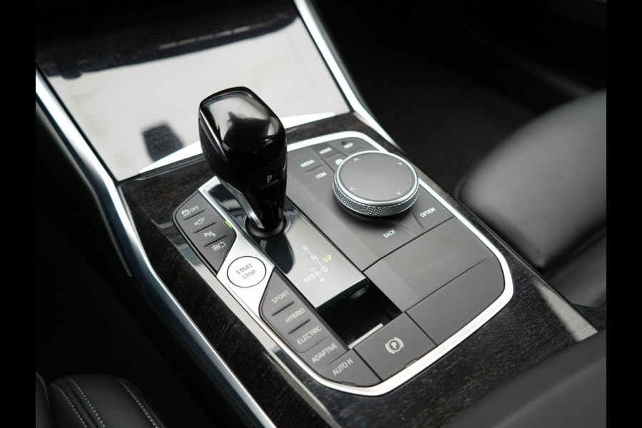 BMW 3 Serie Touring 330e Luxury Line Plug In Hybrid 293pk PHEV | Panodak | Laser LED | Adaptive Onderstel | 360 Camera | Adaptive cruise | Head Up | Lederen Sportstoelen Memory | Sfeerverlichting | 18"L.M | Keyless |