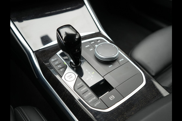 BMW 3 Serie Touring 330e Luxury Line Plug In Hybrid 293pk PHEV | Panodak | Laser LED | Adaptive Onderstel | 360 Camera | Adaptive cruise | Head Up | Lederen Sportstoelen Memory | Sfeerverlichting | 18"L.M | Keyless |