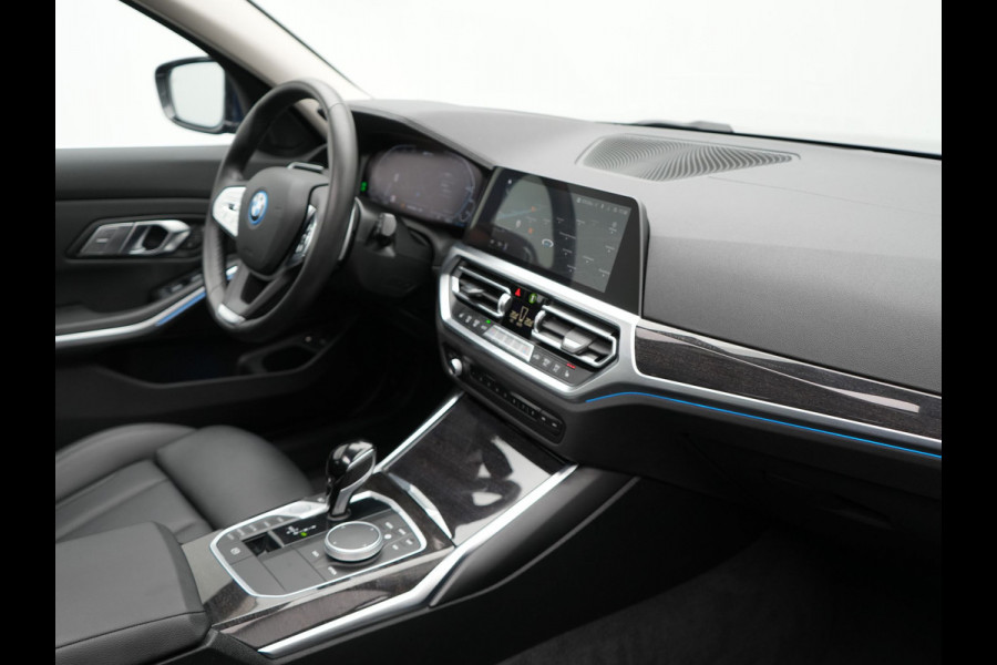 BMW 3 Serie Touring 330e Luxury Line Plug In Hybrid 293pk PHEV | Panodak | Laser LED | Adaptive Onderstel | 360 Camera | Adaptive cruise | Head Up | Lederen Sportstoelen Memory | Sfeerverlichting | 18"L.M | Keyless |