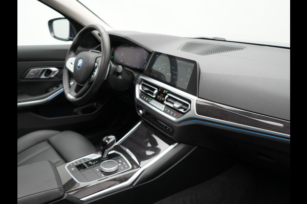 BMW 3 Serie Touring 330e Luxury Line Plug In Hybrid 293pk PHEV | Panodak | Laser LED | Adaptive Onderstel | 360 Camera | Adaptive cruise | Head Up | Lederen Sportstoelen Memory | Sfeerverlichting | 18"L.M | Keyless |