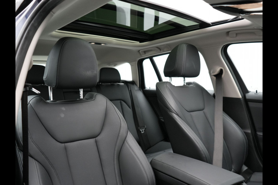BMW 3 Serie Touring 330e Luxury Line Plug In Hybrid 293pk PHEV | Panodak | Laser LED | Adaptive Onderstel | 360 Camera | Adaptive cruise | Head Up | Lederen Sportstoelen Memory | Sfeerverlichting | 18"L.M | Keyless |