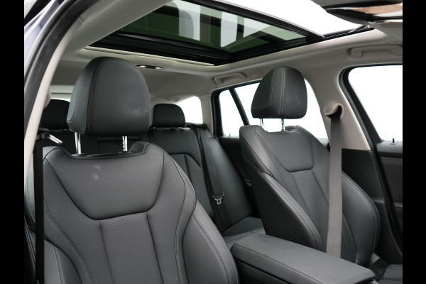 BMW 3 Serie Touring 330e Luxury Line Plug In Hybrid 293pk PHEV | Panodak | Laser LED | Adaptive Onderstel | 360 Camera | Adaptive cruise | Head Up | Lederen Sportstoelen Memory | Sfeerverlichting | 18"L.M | Keyless |