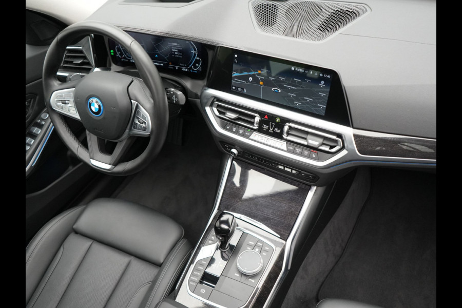 BMW 3 Serie Touring 330e Luxury Line Plug In Hybrid 293pk PHEV | Panodak | Laser LED | Adaptive Onderstel | 360 Camera | Adaptive cruise | Head Up | Lederen Sportstoelen Memory | Sfeerverlichting | 18"L.M | Keyless |