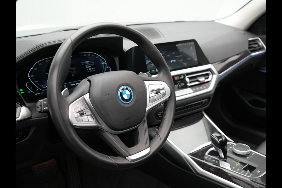 BMW 3 Serie Touring 330e Luxury Line Plug In Hybrid 293pk PHEV | Panodak | Laser LED | Adaptive Onderstel | 360 Camera | Adaptive cruise | Head Up | Lederen Sportstoelen Memory | Sfeerverlichting | 18"L.M | Keyless |