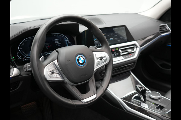 BMW 3 Serie Touring 330e Luxury Line Plug In Hybrid 293pk PHEV | Panodak | Laser LED | Adaptive Onderstel | 360 Camera | Adaptive cruise | Head Up | Lederen Sportstoelen Memory | Sfeerverlichting | 18"L.M | Keyless |