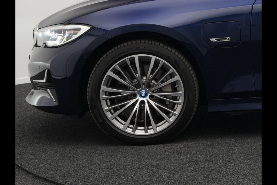 BMW 3 Serie Touring 330e Luxury Line Plug In Hybrid 293pk PHEV | Panodak | Laser LED | Adaptive Onderstel | 360 Camera | Adaptive cruise | Head Up | Lederen Sportstoelen Memory | Sfeerverlichting | 18"L.M | Keyless |