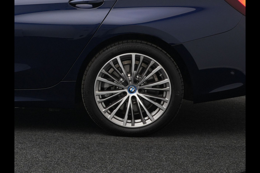 BMW 3 Serie Touring 330e Luxury Line Plug In Hybrid 293pk PHEV | Panodak | Laser LED | Adaptive Onderstel | 360 Camera | Adaptive cruise | Head Up | Lederen Sportstoelen Memory | Sfeerverlichting | 18"L.M | Keyless |