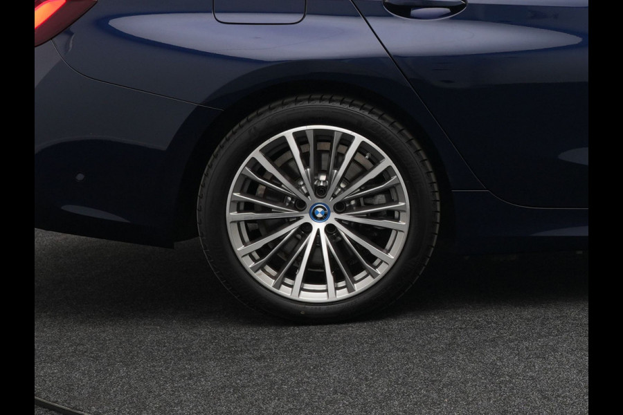 BMW 3 Serie Touring 330e Luxury Line Plug In Hybrid 293pk PHEV | Panodak | Laser LED | Adaptive Onderstel | 360 Camera | Adaptive cruise | Head Up | Lederen Sportstoelen Memory | Sfeerverlichting | 18"L.M | Keyless |