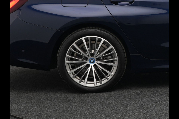 BMW 3 Serie Touring 330e Luxury Line Plug In Hybrid 293pk PHEV | Panodak | Laser LED | Adaptive Onderstel | 360 Camera | Adaptive cruise | Head Up | Lederen Sportstoelen Memory | Sfeerverlichting | 18"L.M | Keyless |