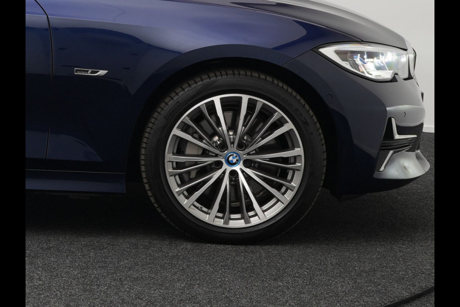 BMW 3 Serie Touring 330e Luxury Line Plug In Hybrid 293pk PHEV | Panodak | Laser LED | Adaptive Onderstel | 360 Camera | Adaptive cruise | Head Up | Lederen Sportstoelen Memory | Sfeerverlichting | 18"L.M | Keyless |