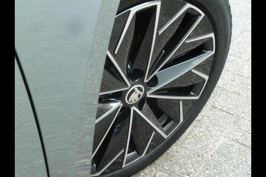 Škoda Superb Combi 1.4 TSI iV Laurin & Klement|Panodak|Leder|Memory|Matrix-LED|Virtual-Cockpit|Stoel/Stuurverwarming|Trekhaak