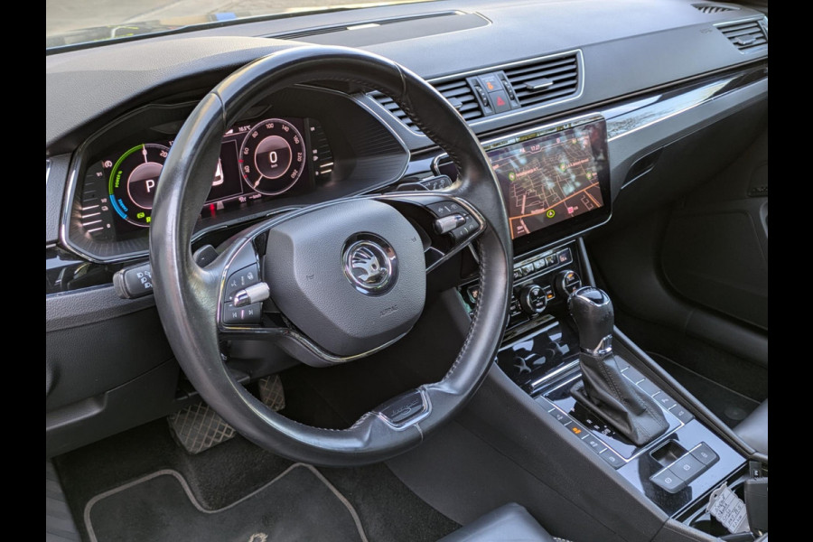 Škoda Superb Combi 1.4 TSI iV Laurin & Klement|Panodak|Leder|Memory|Matrix-LED|Virtual-Cockpit|Stoel/Stuurverwarming|Trekhaak